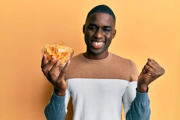 Jeune Homme Afro Américain Tenant Bol Avec Puce Pomme Terre — Photo