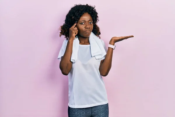 Mujer Afroamericana Joven Que Usa Ropa Deportiva Toalla Confundida Molesta —  Fotos de Stock