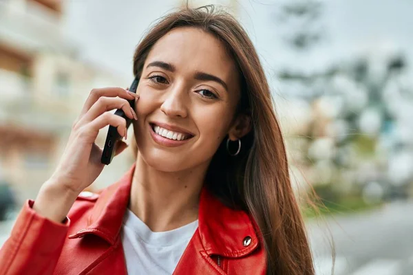 Νεαρή Ισπανίδα Γυναίκα Χαμογελά Ευτυχισμένη Μιλώντας Στο Smartphone Της Πόλης — Φωτογραφία Αρχείου
