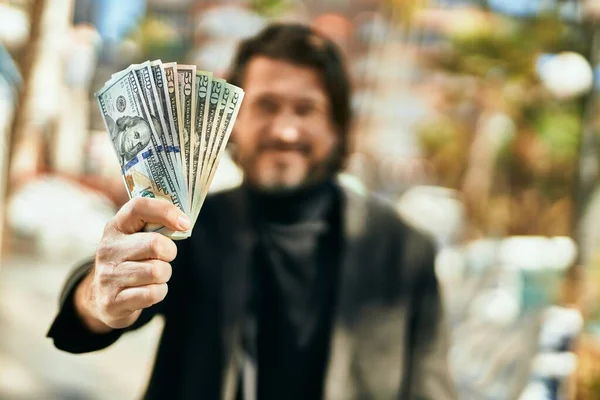 Podnikatel Středního Věku Šťastně Usmívá Když Městě Drží Dolary — Stock fotografie