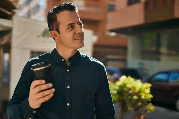 Ung Latinamerikansk Man Ler Glad Dricka Kaffe Stan — Stockfoto