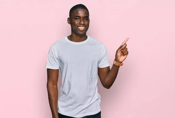 Jonge Afro Amerikaanse Man Draagt Casual Wit Shirt Met Een — Stockfoto