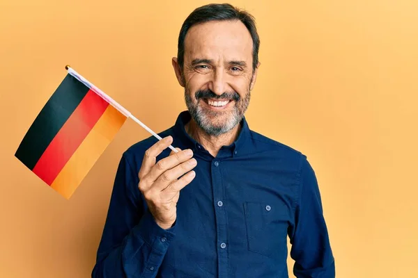 Orta Yaşlı Spanyol Adam Elinde Alman Bayrağı Tutuyor Olumlu Mutlu — Stok fotoğraf