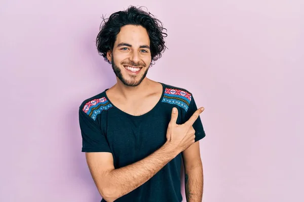 Yakışıklı Spanyol Tişörtlü Neşeli Gülümseyen Eli Parmağı Yanda Olan Adam — Stok fotoğraf