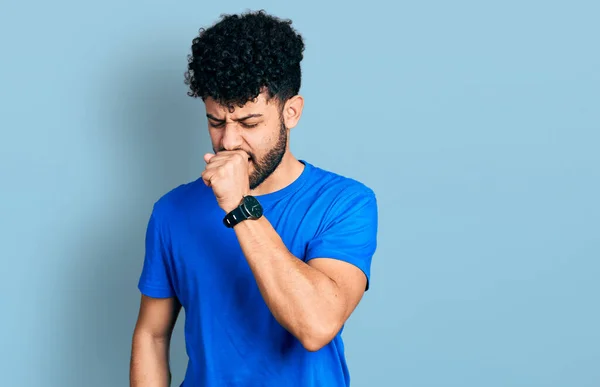 Jeune Homme Arabe Barbu Portant Shirt Bleu Décontracté Sentant Mal — Photo
