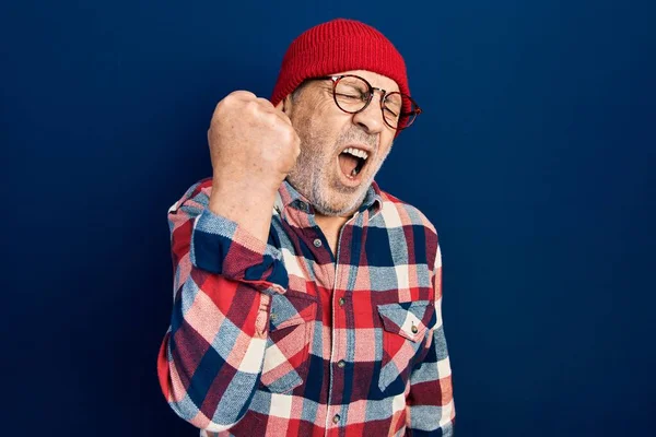 Pohledný Dospělý Muž Hipsterském Výrazu Vlněnou Čapkou Rozzlobený Šílený Zvedající — Stock fotografie