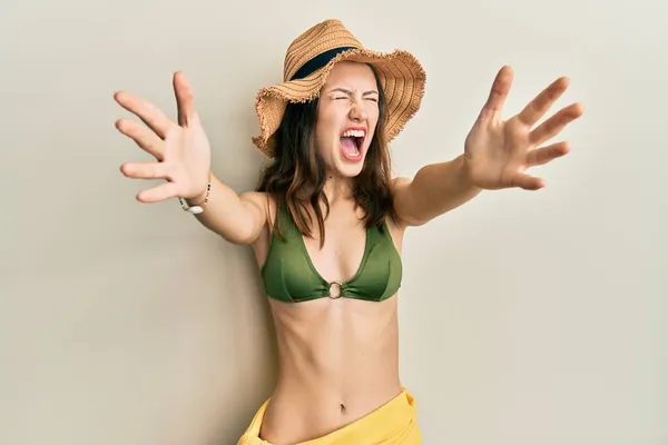 Fiatal Barna Visel Bikini Kalap Tárt Karokkal Ölelés Dühös Őrült — Stock Fotó