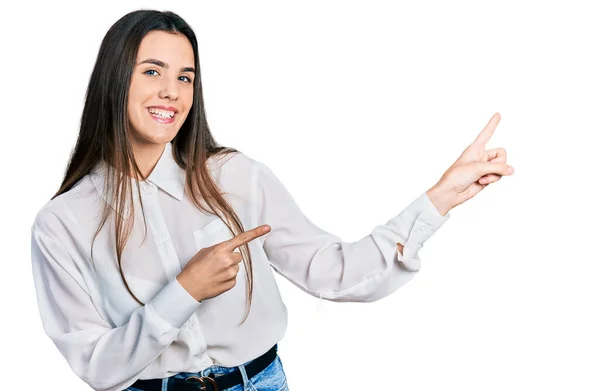 Młoda Brunetka Nastolatka Biznesowej Białej Koszuli Uśmiechnięta Patrząca Kamerę Dwoma — Zdjęcie stockowe