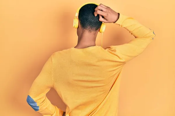 Ung Afrikansk Amerikansk Kille Lyssnar Musik Med Hörlurar Baklänges Tänker — Stockfoto