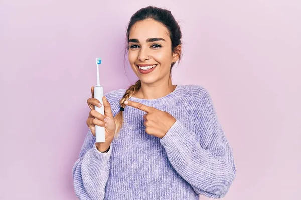 Menina Hispânica Jovem Segurando Escova Dentes Elétrica Sorrindo Feliz Apontando — Fotografia de Stock
