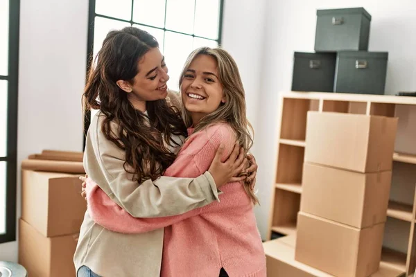 Young Couple Smiling Happy Hugging New Home — Stock Photo, Image