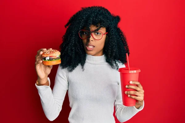 Afro Amerikaanse Vrouw Met Afrohaar Die Een Lekkere Klassieke Hamburger — Stockfoto