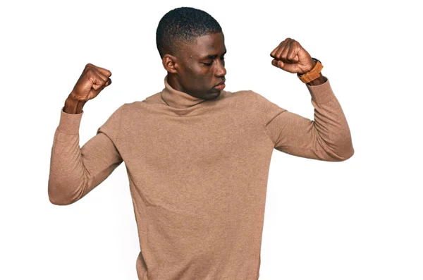 Jovem Afro Americano Vestindo Camisola Inverno Casual Mostrando Músculos Dos — Fotografia de Stock
