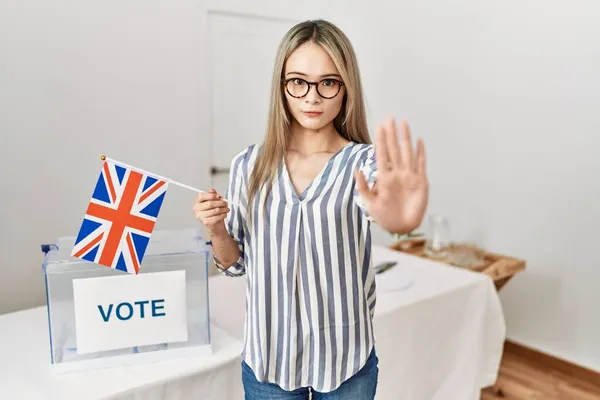 Jeune Femme Asiatique Élection Campagne Politique Tenant Drapeau Royaume Uni — Photo