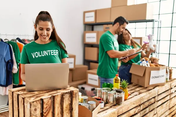 Group Hispanic Volunteers Working Charity Center Woman Smiling Happy Using — Stock Photo, Image