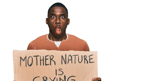 Jovem Afro Americano Segurando Mãe Natureza Está Chorando Protesto Banner — Fotografia de Stock