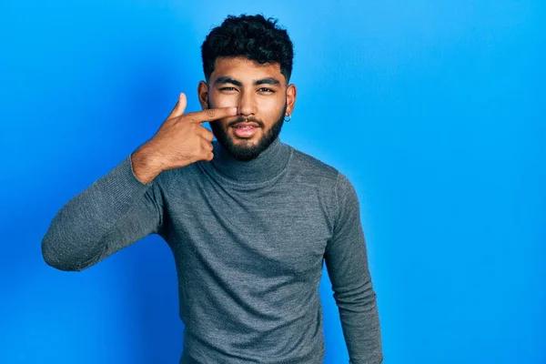 Hombre Árabe Con Barba Vistiendo Jersey Cuello Alto Señalando Con — Foto de Stock