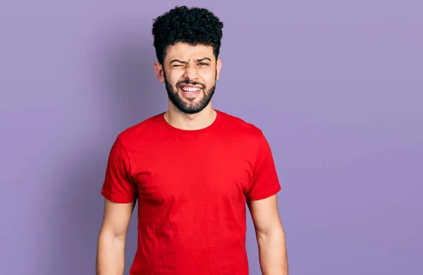 Ung Arabisk Man Med Skägg Bär Casual Röd Skjorta Blinkar — Stockfoto