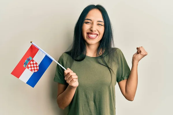 Junges Hispanisches Mädchen Mit Kroatischer Fahne Schreit Stolz Und Feiert — Stockfoto