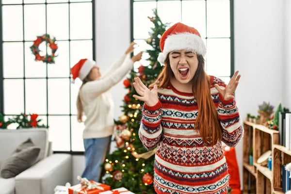 Krásný Pár Doma Stojí Vánočního Stromku Oslavuje Šílené Šílené Úspěchy — Stock fotografie
