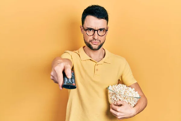 Junger Hispanischer Mann Der Popcorn Mit Der Fernseh Steuerung Isst — Stockfoto