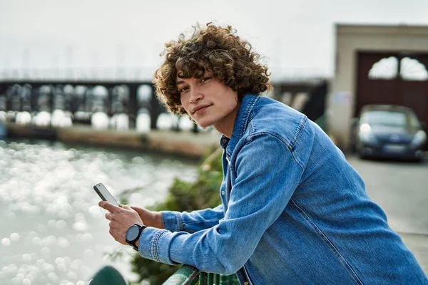 Jovem Hispânico Homem Usando Smartphone Porto Marina — Fotografia de Stock