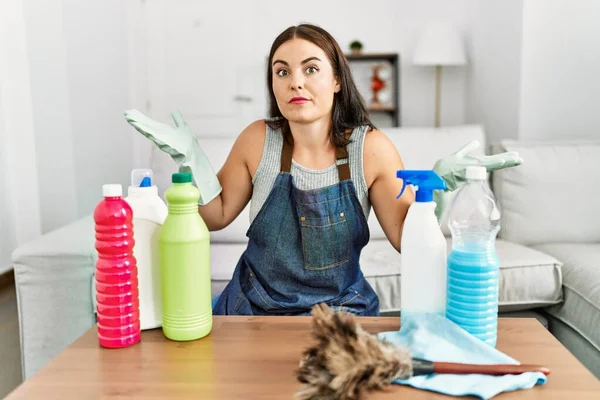 Young Brunette Woman Wearing Cleaner Apron Gloves Cleaning Home Clueless — Stock Photo, Image