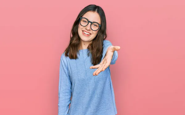 Junge Schöne Frau Lässiger Kleidung Und Brille Lächelnd Fröhlich Bietet — Stockfoto