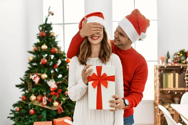 Egy Fiatal Spanyol Házaspár Karácsonyi Kalapban Egy Férfi Meglepi Barátnőjét — Stock Fotó