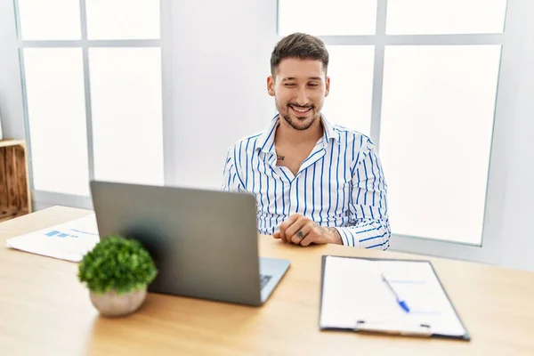 Junger Gutaussehender Mann Mit Bart Der Büro Mit Einem Computer — Stockfoto