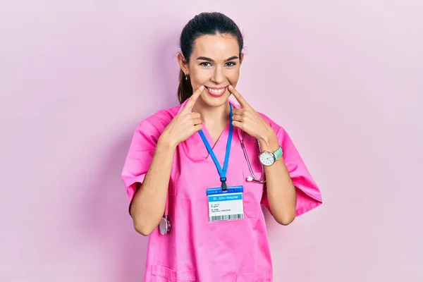 Genç Esmer Kadın Doktor Üniforması Giyiyor Steteskop Açık Ağızla Gülümsüyor — Stok fotoğraf