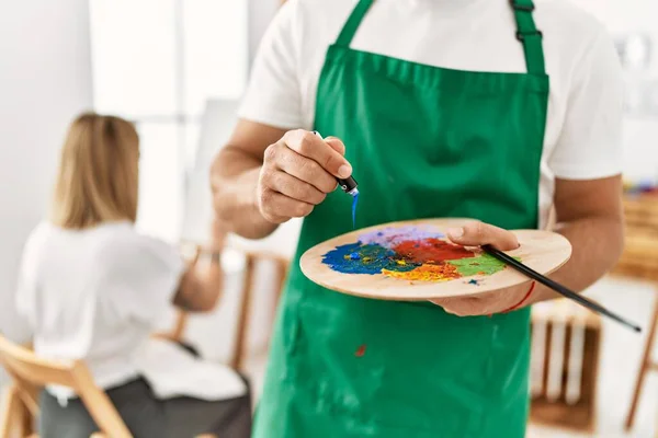 Joven Pareja Caucásica Dibujando Estudio Arte Hombre Mezclando Colores Paleta — Foto de Stock