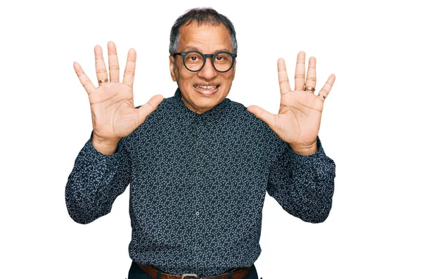 Homem Indiano Meia Idade Vestindo Roupas Casuais Óculos Mostrando Apontando — Fotografia de Stock
