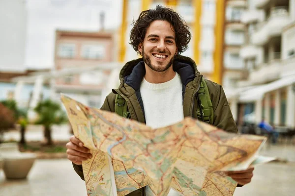 Hombre Hispano Guapo Mirando Mapa Viajes Ciudad —  Fotos de Stock