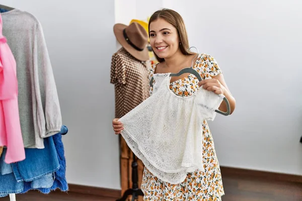 Ung Latinamerikansk Kvinna Ler Säker Shopping Kläder Butik — Stockfoto