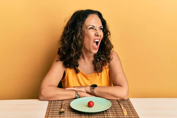 Mulher Meia Idade Bonita Uma Dieta Irritada Louca Gritando Frustrado — Fotografia de Stock