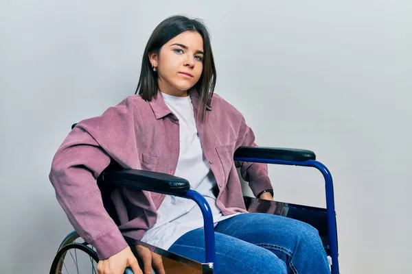 Mladá Brunetka Sedící Invalidním Vozíku Uvolnila Vážným Výrazem Tváři Jednoduchý — Stock fotografie