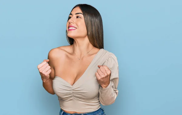 Ung Latinamerikansk Kvinna Bär Tillfälliga Kläder Glada För Framgång Med — Stockfoto
