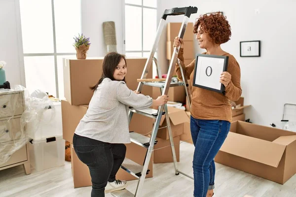 Volwassen Moeder Syndroom Dochter Verhuizen Naar Een Nieuw Huis Stand — Stockfoto