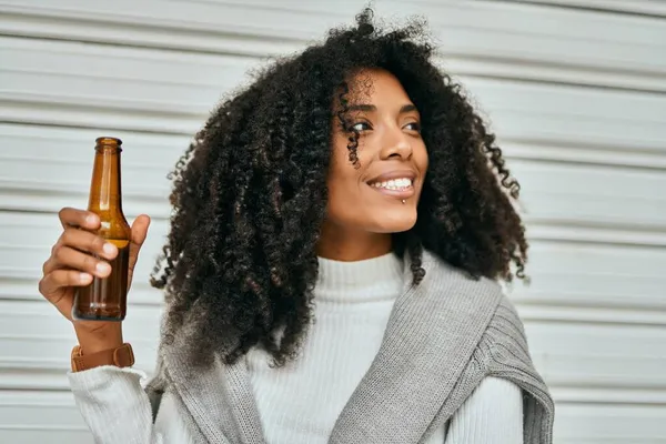 Jeune Femme Afro Américaine Souriante Heureuse Tenant Bouteille Bière Ville — Photo