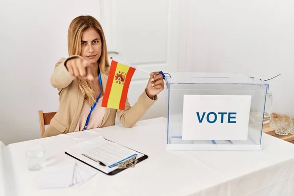 在政治选战中高举西班牙国旗的金发美女 手指着摄像机 对着你 自信地摆出一副严肃的姿态 — 图库照片