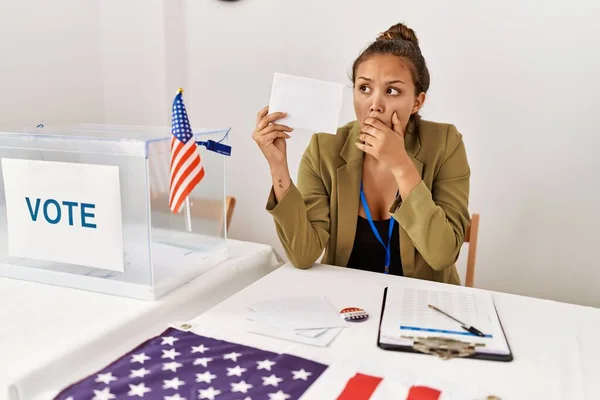 Hermosa Mujer Hispana Sosteniendo Sobre Votación Urnas Cubriendo Boca Con —  Fotos de Stock