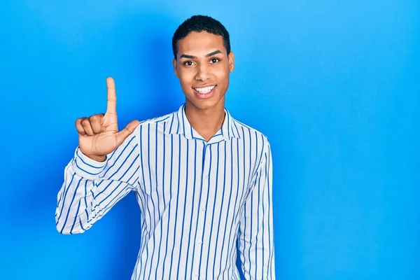 Joven Afroamericano Chico Usando Ropa Casual Mostrando Señalando Hacia Arriba —  Fotos de Stock