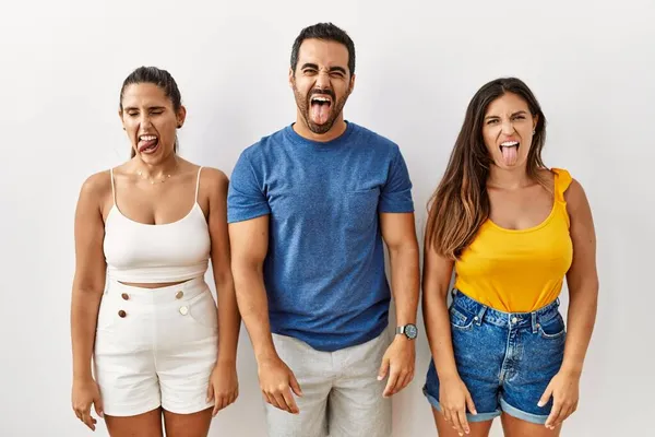 Grupp Unga Latinamerikaner Står Över Isolerad Bakgrund Sticker Tungan Glad — Stockfoto