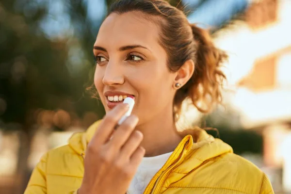 Joven Chica Hispana Sonriendo Feliz Usando Lápiz Labial Ciudad —  Fotos de Stock