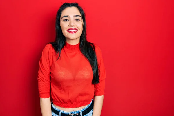 Jong Hispanic Meisje Dragen Casual Kleding Kijken Positief Gelukkig Staan — Stockfoto