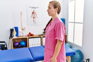 Acıyı dindirme kliniğinde çalışan genç sarışın bir kadın. Taraf tutmaya çalışıyor. Profil pozu veriyor.. 