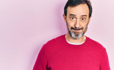 Orta yaşlı, sıradan kıyafetler giyen, komik yüzlü, yanak şişiren bir İspanyol. Havayla şişmiş ağız, çılgın bir ifade.. 