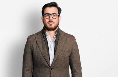 İş ceketi ve gözlük takan genç bir İspanyol bunalımlı ve üzüntülü, sinirli ve korkmuş bir şekilde ağlıyor. hüzünlü ifade. 