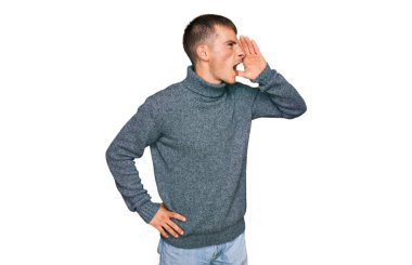 Sıradan kıyafetler giyen genç sarışın adam el ele verip bağırıyor ve bağırıyor. iletişim konsepti. 